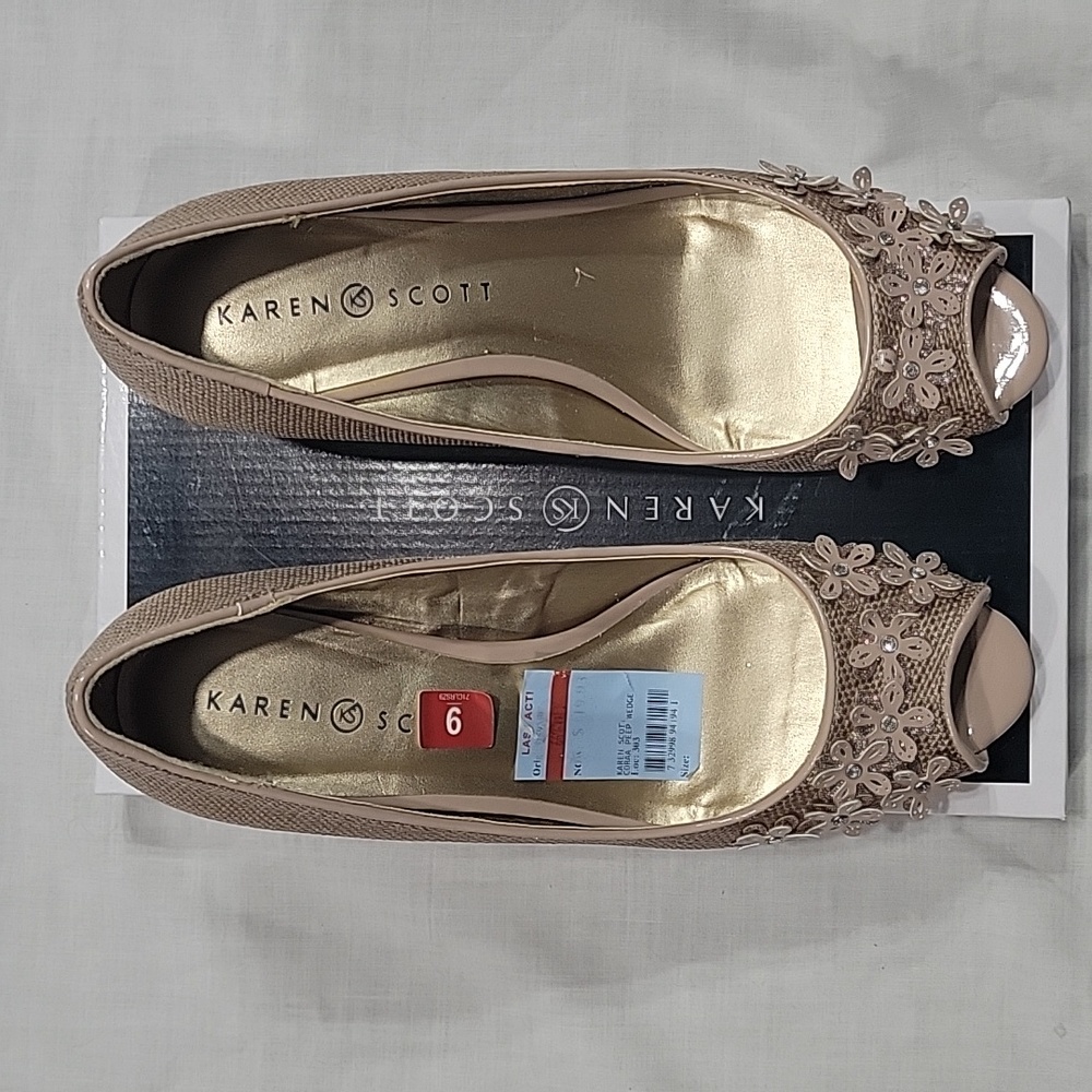 Karen Scott 9M Peep Toe Wedges. Nude. New.